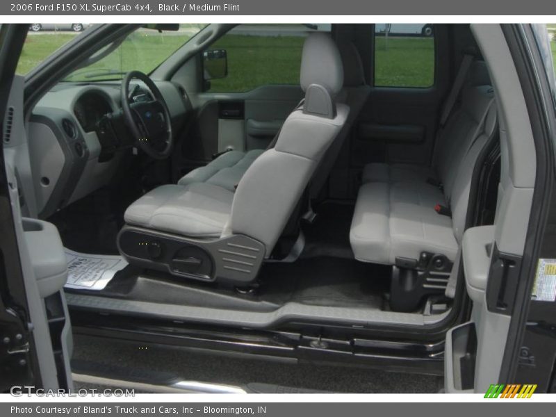 Black / Medium Flint 2006 Ford F150 XL SuperCab 4x4