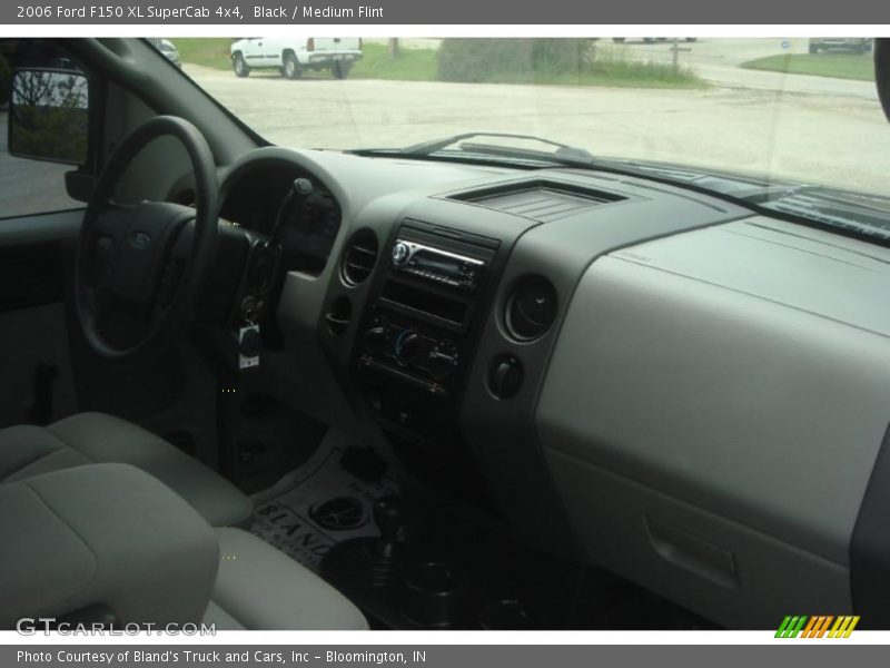 Black / Medium Flint 2006 Ford F150 XL SuperCab 4x4