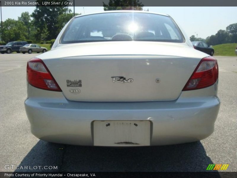 Light Silver / Gray 2001 Kia Rio Sedan