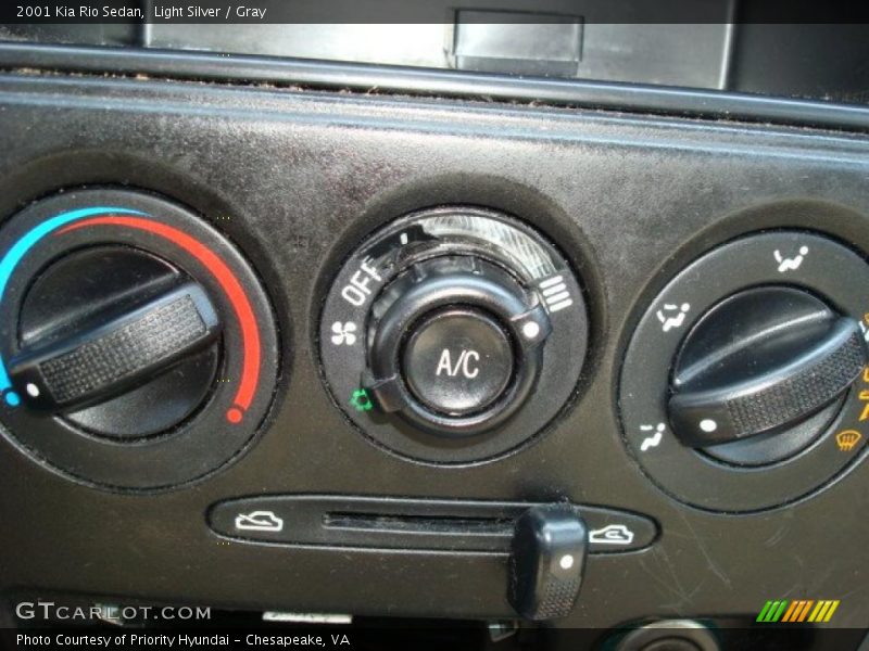 Light Silver / Gray 2001 Kia Rio Sedan