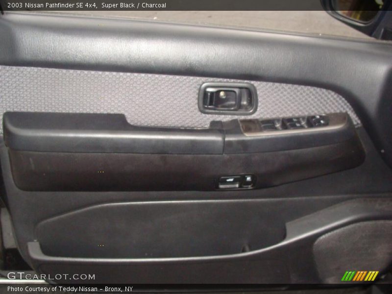 Super Black / Charcoal 2003 Nissan Pathfinder SE 4x4
