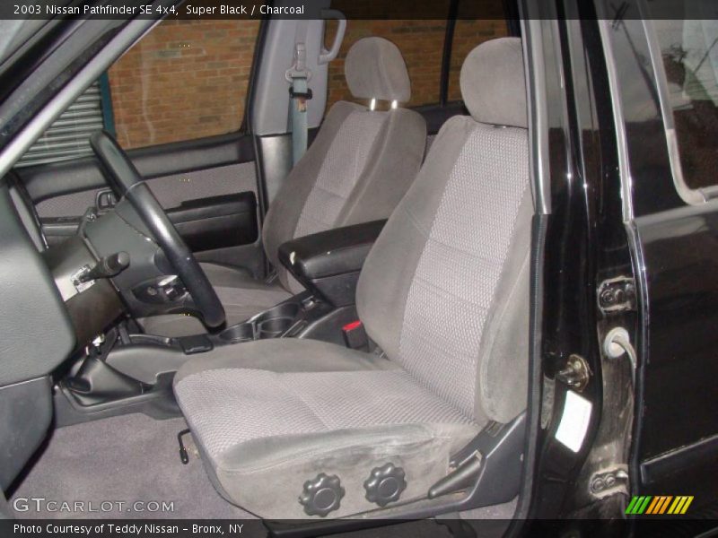 Super Black / Charcoal 2003 Nissan Pathfinder SE 4x4