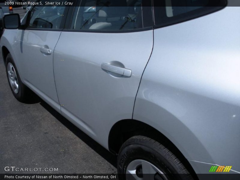 Silver Ice / Gray 2009 Nissan Rogue S