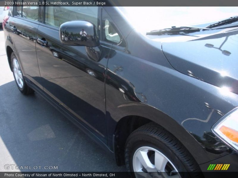 Super Black / Beige 2009 Nissan Versa 1.8 SL Hatchback