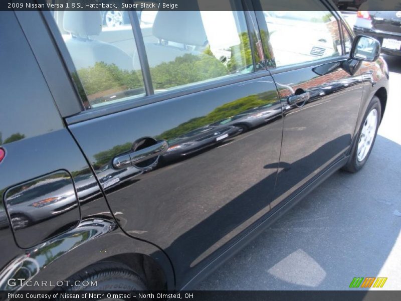Super Black / Beige 2009 Nissan Versa 1.8 SL Hatchback