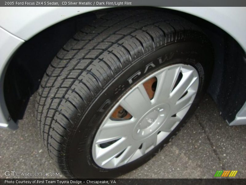 CD Silver Metallic / Dark Flint/Light Flint 2005 Ford Focus ZX4 S Sedan