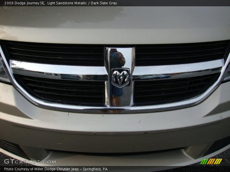 Light Sandstone Metallic / Dark Slate Gray 2009 Dodge Journey SE