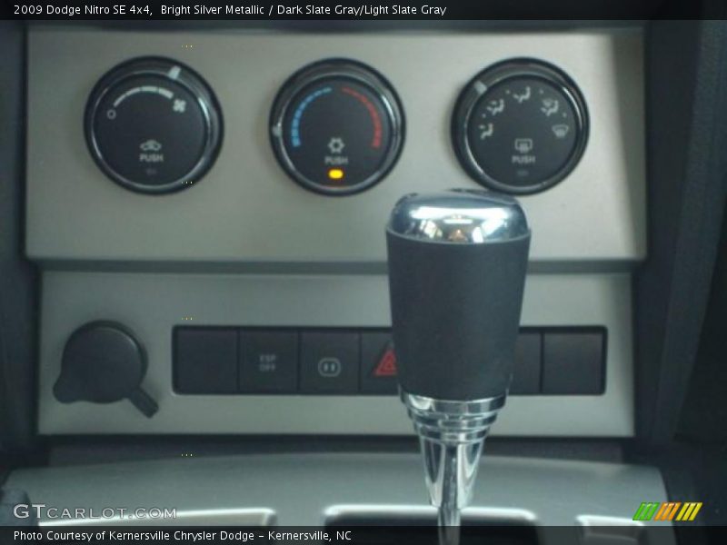 Bright Silver Metallic / Dark Slate Gray/Light Slate Gray 2009 Dodge Nitro SE 4x4