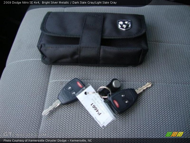 Bright Silver Metallic / Dark Slate Gray/Light Slate Gray 2009 Dodge Nitro SE 4x4