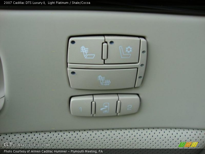 Light Platinum / Shale/Cocoa 2007 Cadillac DTS Luxury II