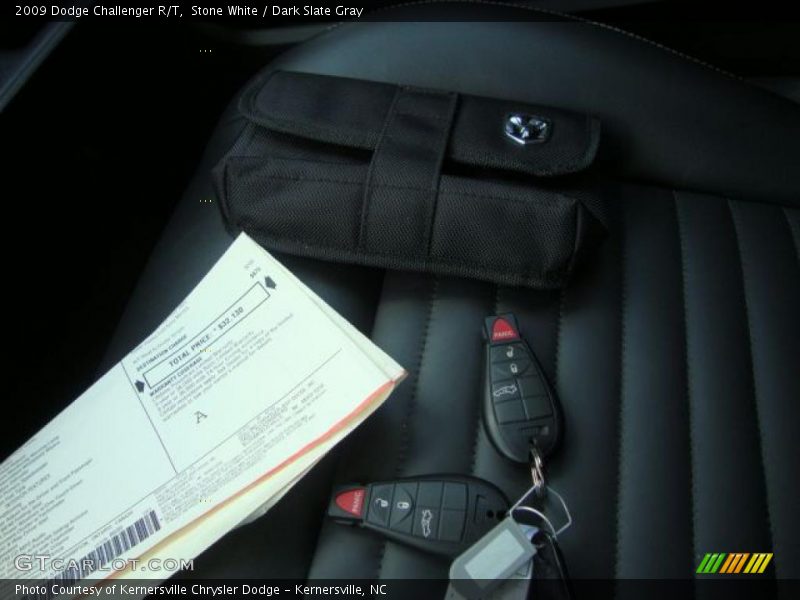 Stone White / Dark Slate Gray 2009 Dodge Challenger R/T