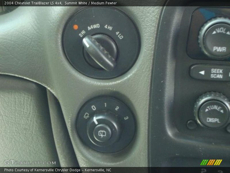 Summit White / Medium Pewter 2004 Chevrolet TrailBlazer LS 4x4