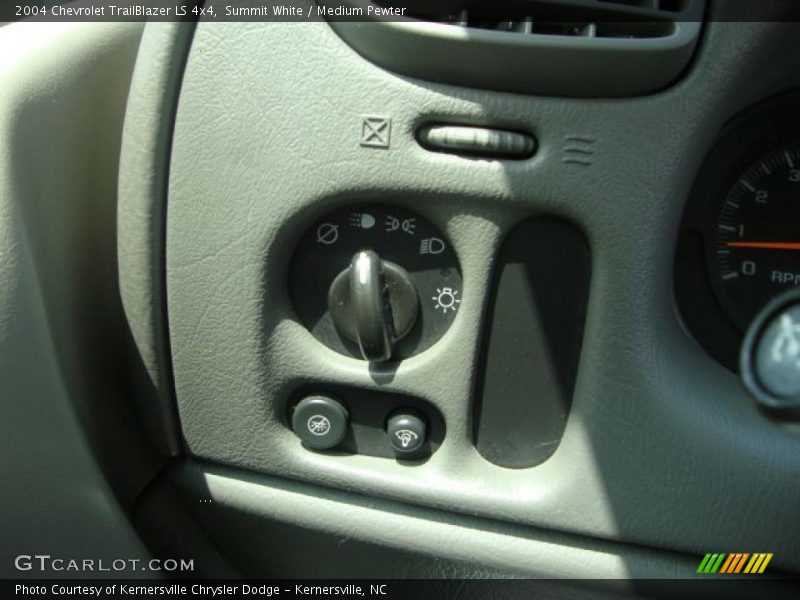 Summit White / Medium Pewter 2004 Chevrolet TrailBlazer LS 4x4