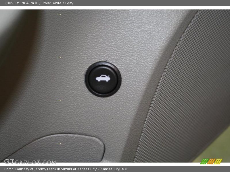 Polar White / Gray 2009 Saturn Aura XE