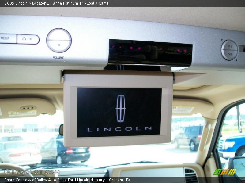 White Platinum Tri-Coat / Camel 2009 Lincoln Navigator L