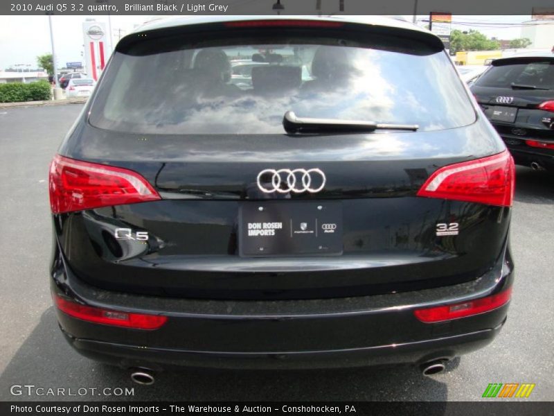 Brilliant Black / Light Grey 2010 Audi Q5 3.2 quattro