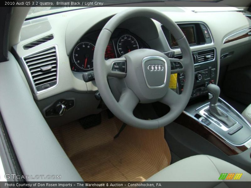 Brilliant Black / Light Grey 2010 Audi Q5 3.2 quattro