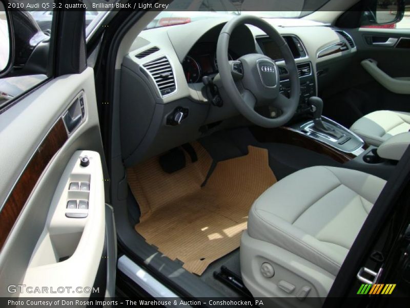 Brilliant Black / Light Grey 2010 Audi Q5 3.2 quattro