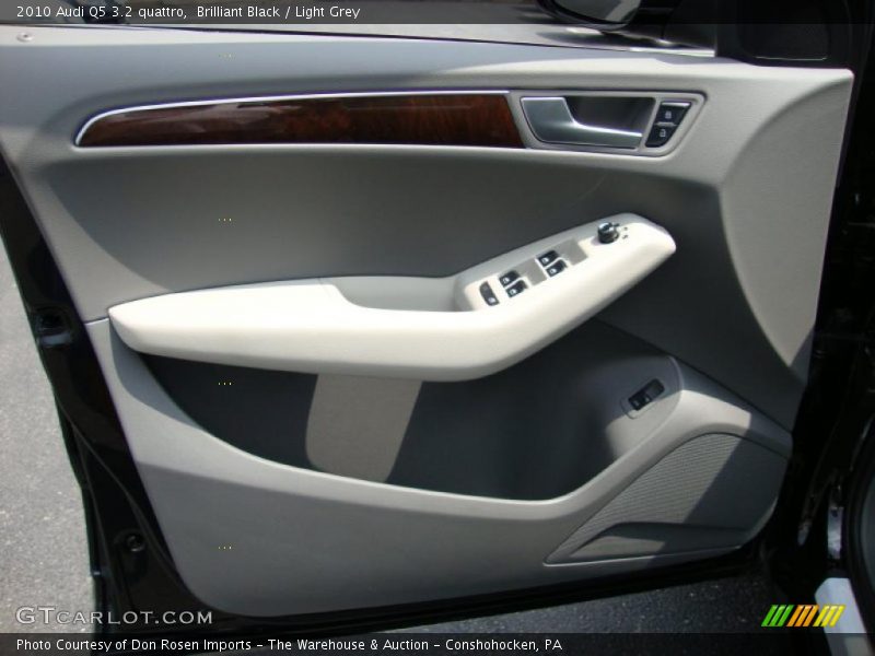 Brilliant Black / Light Grey 2010 Audi Q5 3.2 quattro