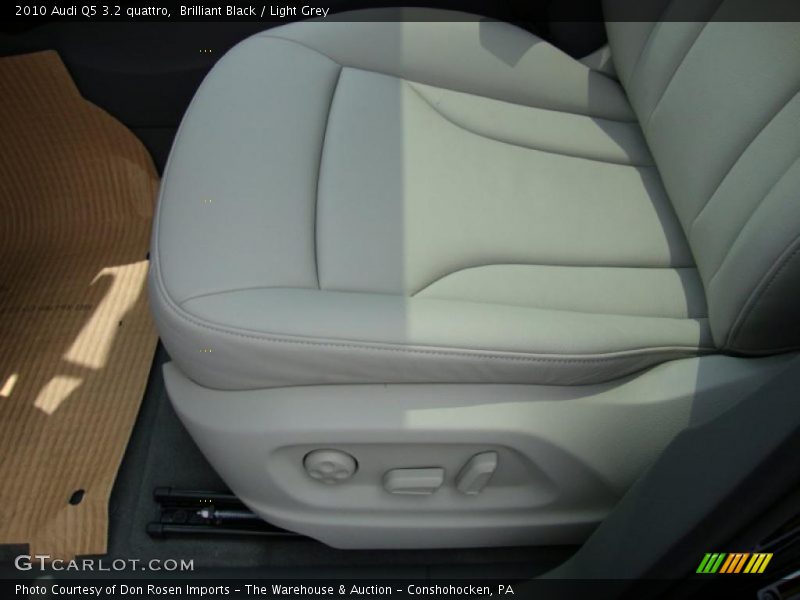 Brilliant Black / Light Grey 2010 Audi Q5 3.2 quattro