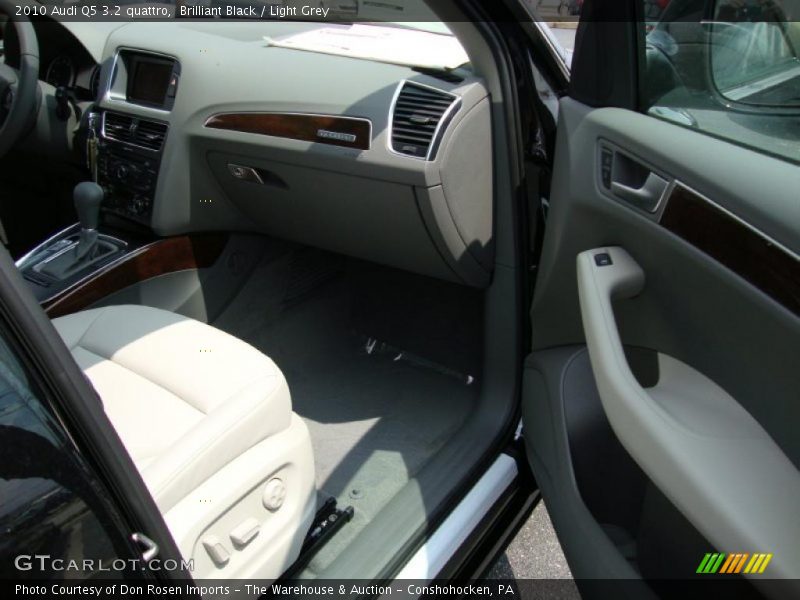 Brilliant Black / Light Grey 2010 Audi Q5 3.2 quattro