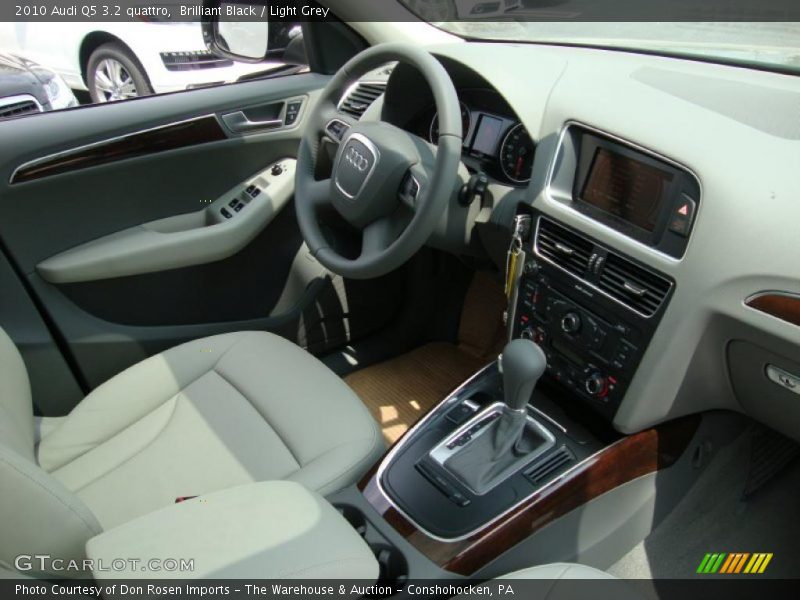 Brilliant Black / Light Grey 2010 Audi Q5 3.2 quattro