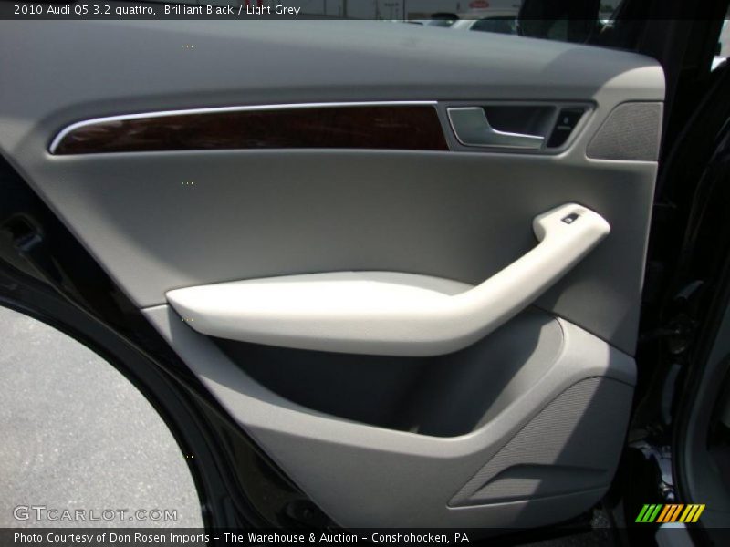 Brilliant Black / Light Grey 2010 Audi Q5 3.2 quattro
