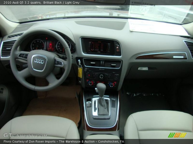 Brilliant Black / Light Grey 2010 Audi Q5 3.2 quattro