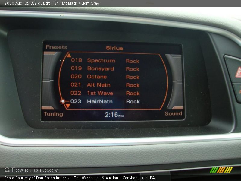 Brilliant Black / Light Grey 2010 Audi Q5 3.2 quattro