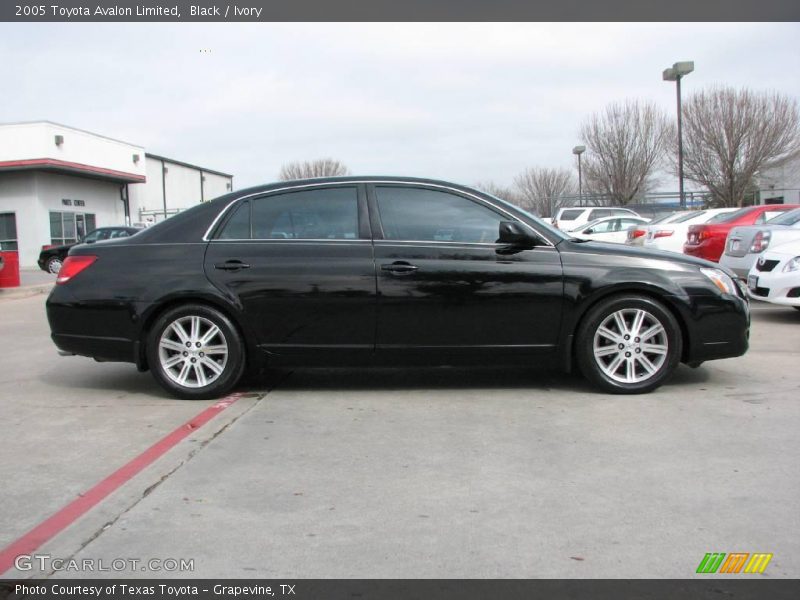 Black / Ivory 2005 Toyota Avalon Limited