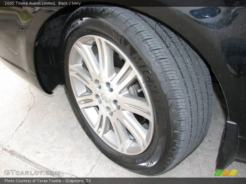 Black / Ivory 2005 Toyota Avalon Limited