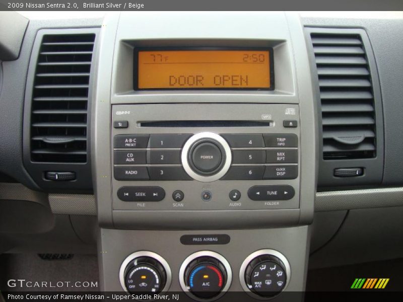 Brilliant Silver / Beige 2009 Nissan Sentra 2.0