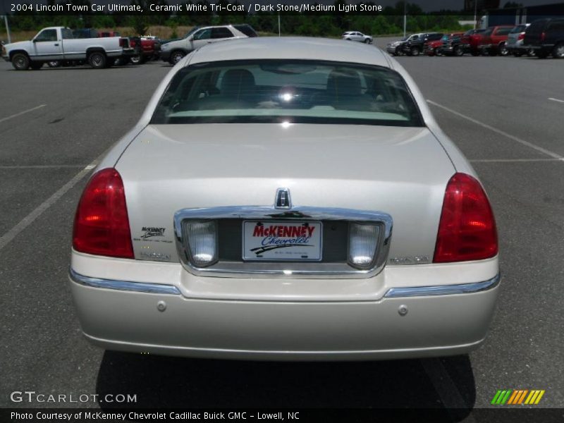Ceramic White Tri-Coat / Dark Stone/Medium Light Stone 2004 Lincoln Town Car Ultimate