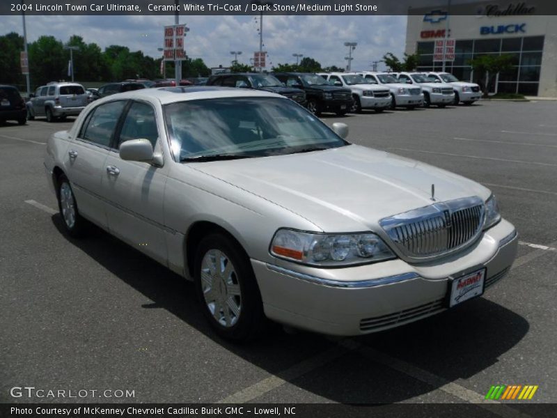 Ceramic White Tri-Coat / Dark Stone/Medium Light Stone 2004 Lincoln Town Car Ultimate