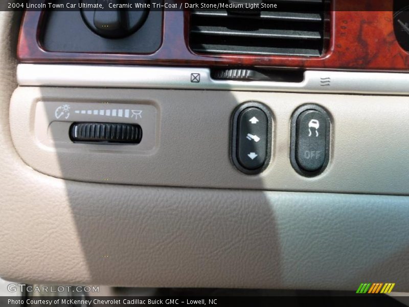 Ceramic White Tri-Coat / Dark Stone/Medium Light Stone 2004 Lincoln Town Car Ultimate