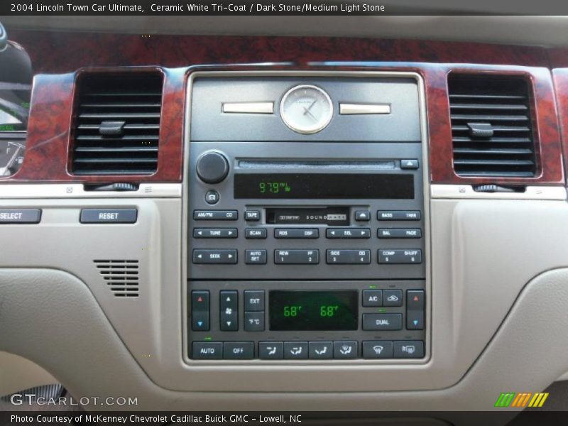 Ceramic White Tri-Coat / Dark Stone/Medium Light Stone 2004 Lincoln Town Car Ultimate