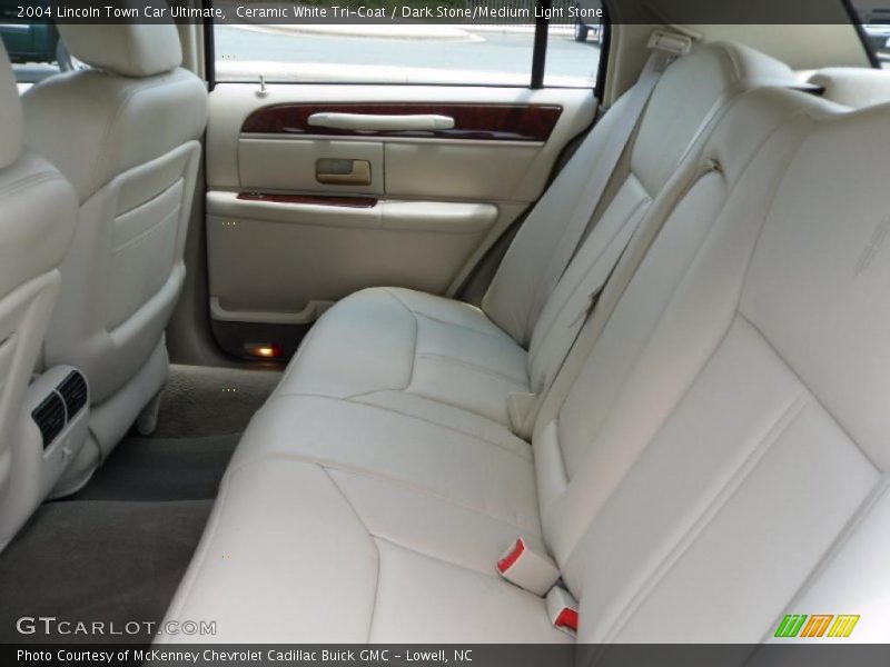 Ceramic White Tri-Coat / Dark Stone/Medium Light Stone 2004 Lincoln Town Car Ultimate