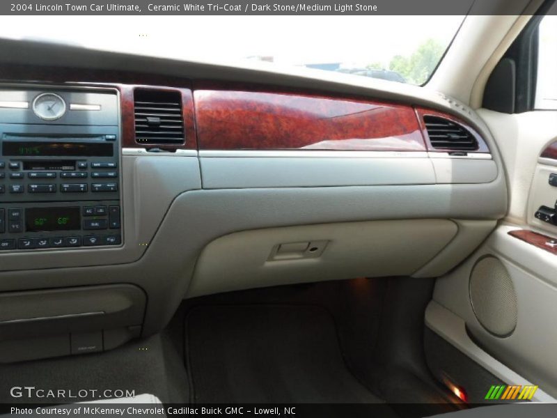 Ceramic White Tri-Coat / Dark Stone/Medium Light Stone 2004 Lincoln Town Car Ultimate