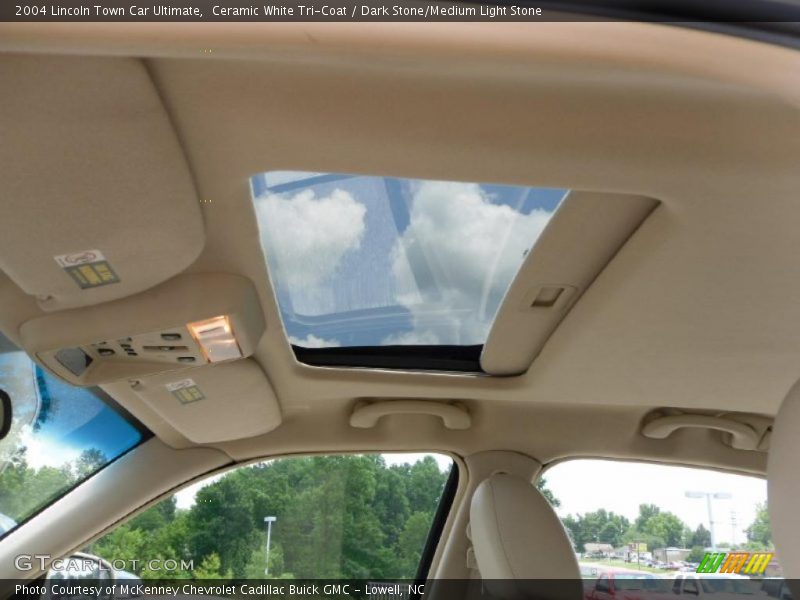 Ceramic White Tri-Coat / Dark Stone/Medium Light Stone 2004 Lincoln Town Car Ultimate