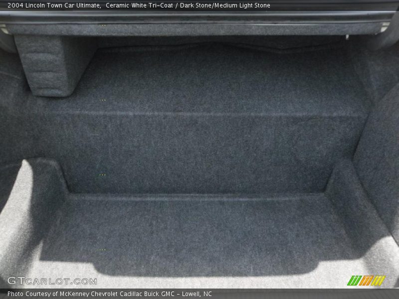 Ceramic White Tri-Coat / Dark Stone/Medium Light Stone 2004 Lincoln Town Car Ultimate