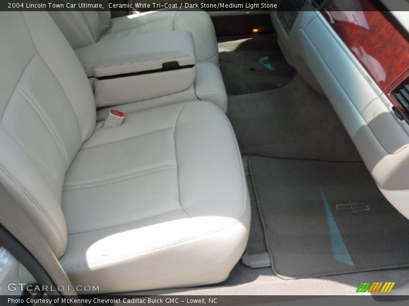 Ceramic White Tri-Coat / Dark Stone/Medium Light Stone 2004 Lincoln Town Car Ultimate