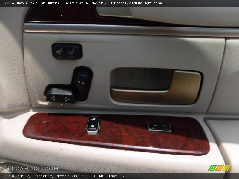 Ceramic White Tri-Coat / Dark Stone/Medium Light Stone 2004 Lincoln Town Car Ultimate