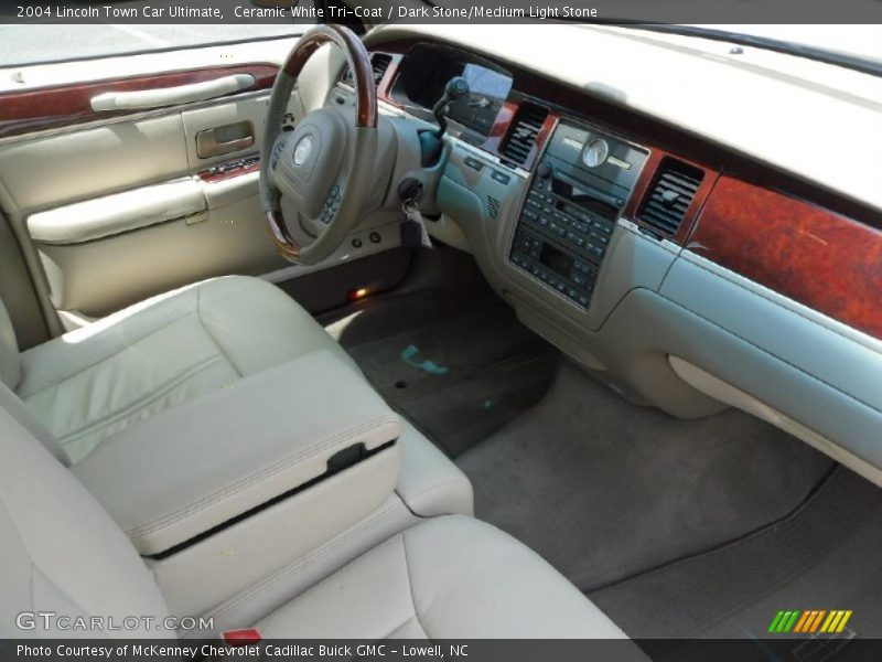 Ceramic White Tri-Coat / Dark Stone/Medium Light Stone 2004 Lincoln Town Car Ultimate