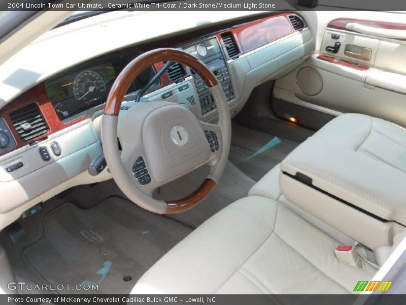 Ceramic White Tri-Coat / Dark Stone/Medium Light Stone 2004 Lincoln Town Car Ultimate