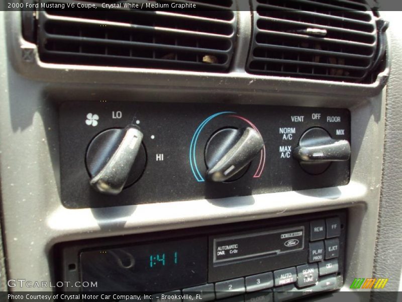 Crystal White / Medium Graphite 2000 Ford Mustang V6 Coupe