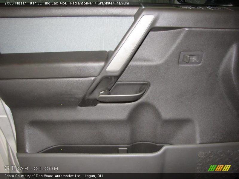 Radiant Silver / Graphite/Titanium 2005 Nissan Titan SE King Cab 4x4