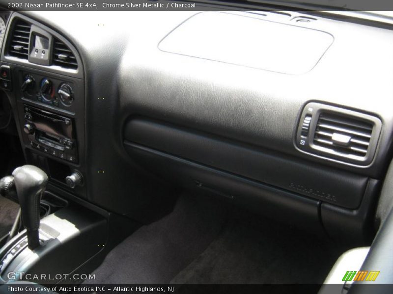 Chrome Silver Metallic / Charcoal 2002 Nissan Pathfinder SE 4x4