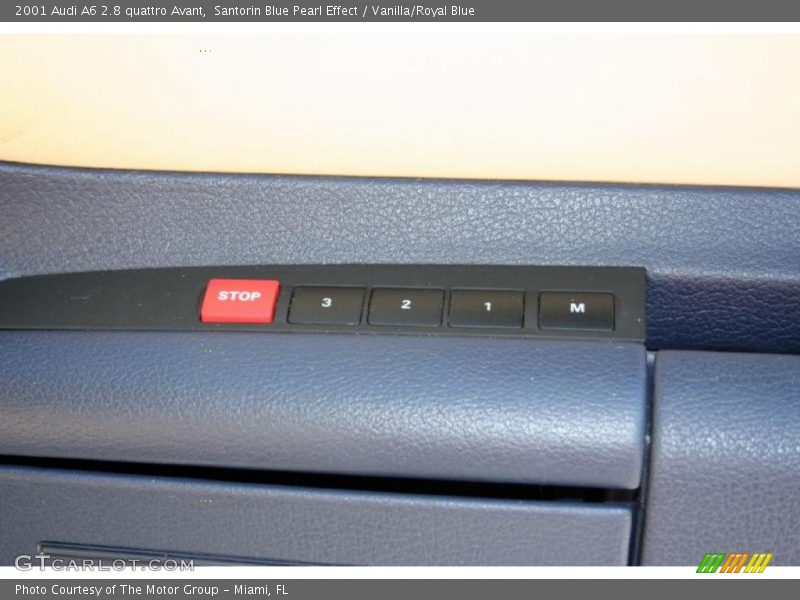 Santorin Blue Pearl Effect / Vanilla/Royal Blue 2001 Audi A6 2.8 quattro Avant