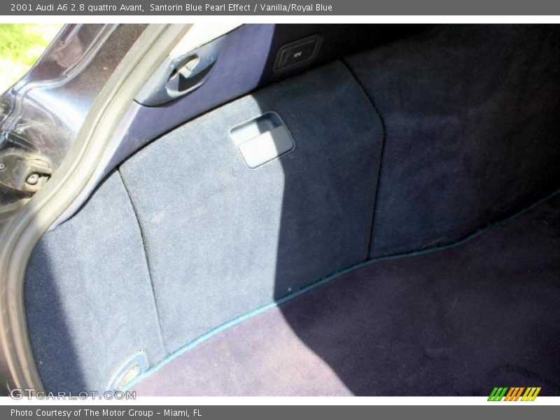 Santorin Blue Pearl Effect / Vanilla/Royal Blue 2001 Audi A6 2.8 quattro Avant