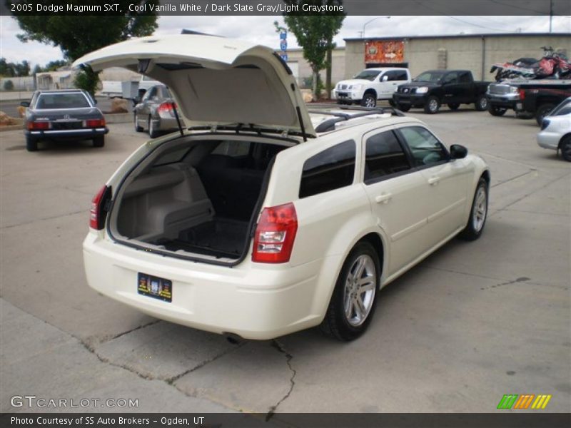 Cool Vanilla White / Dark Slate Gray/Light Graystone 2005 Dodge Magnum SXT